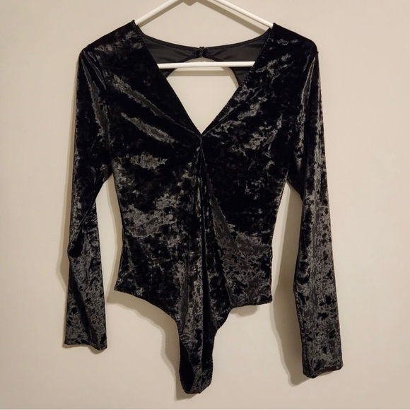 Victoria’s Secret Longsleeve Velvet Bodysuit, W’s size Medium/Large - Picture 2 of 4